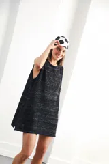 Vestido corto tejido a rayas horizontales en tonos beige, marrón, celeste y rojo. Diseño calado y corte holgado.