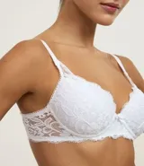 Soutien blanco de encaje floral con textura, modelo base con tirantes ajustables y copa hueca.