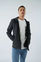 Campera verde militar para hombre con capucha ajustable, cierre frontal completo, bolsillos laterales con cierre y logo estampado en el pecho. Presenta detalles en negro en la parte superior del pecho, hombros y mangas.