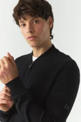 Campera tejida color beige con textura en el frontal, escote redondo y puños.