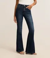 Pantalón flare de jeans con cintura alta, bolsillos delanteros y traseros, y detalle lateral traspasado.