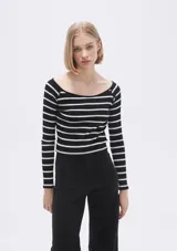 Remera de manga larga con escote barco y estampado a rayas horizontales blancas y negras.