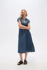 Vestido midi de lyocell color azul denim, con cuello en V, mangas cortas con volados y corte escalonado.