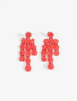 Aros colgantes formados por mostacillas rojas dispuestas en forma de pétalos.
