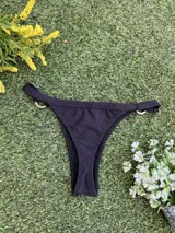 Bikini negro con top de triángulo y colaless regulable con argollas de zamak.