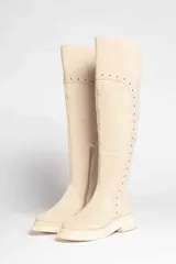 Botas bucaneras negras de gamuza con apliques de tachas doradas.