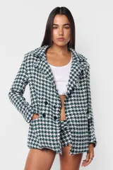 Blazer verde con estampado pata de gallo, de corte oversize, con solapas y hombreras.