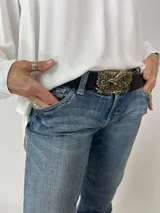 Cinturón de cuero negro con hebilla de metal color bronce con diseño de colibrí y flores.