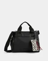 Cartera mini city negra de tela deportiva con pouch con cierre, correa regulable y desmontable, manijas superiores, cierre superior, bolsillo frontal con cierre y doble bolsillo lateral.