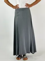 Falda larga negra de corte evasé, confeccionada en viscosa y seda.