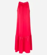 Vestido midi satinado color rojo, sin mangas, con cuello fruncido y cierre por lazo trasero.