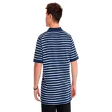 Chomba gris de manga corta con cuello clásico, cierre de dos botones y logo de la marca en el pecho y en la manga.