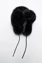 Gorro tipo aviador color crema confeccionado en tejido de pelo sintético. Forro interior combinado a tono. Cierre ajustable con lazada.