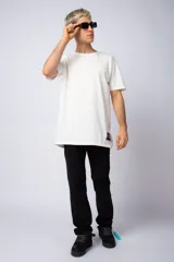 Pantalón jean celeste de corte recto y estilo relaxed fit, con roturas y detalles desgastados. Confeccionado en denim resistente.