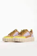 Zapatillas deportivas de cuero color beige con detalles en lila y amarillo.