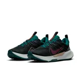 Zapatillas de trail running Nike Juniper Trail 2 negras con detalles en verde y borgoña.