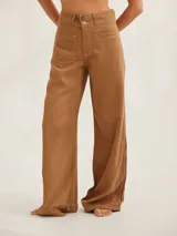 Pantalón negro de tiro medio alto, corte palazzo, con bolsillos delanteros y traseros.