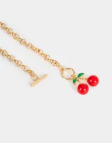 Collar corto dorado con cadena de eslabones y dije de cerezas esmaltadas en rojo y verde.