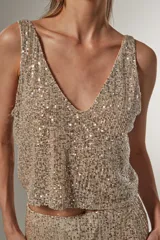 Blusa gris con lentejuelas, de poliéster, corte holgado y escote en V.