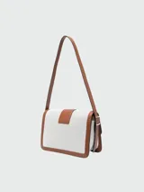 Bolso bandolera Longchamp modelo Box-Trot, tamaño mediano, color blanco con detalles en cuero marrón y herrajes dorados.