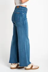 Pantalón de jean azul de corte wide leg y tiro medio.