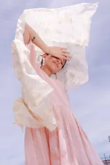 Vestido a la rodilla color rosado, con frunce en la cintura, confeccionado en lino en la parte superior y muselina de algodón en la falda.