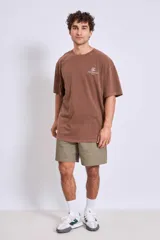 Remera marrón con cuello redondo y estampado pequeño en el pecho con el texto "The Urban Club".