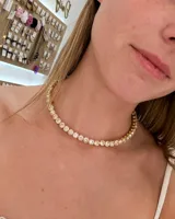 Choker de metal dorado con engaste de circones redondos, estilo tenis.