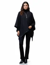 Ruana negra de tejido suave, con borde ribeteado en eco cuero y cierre frontal con botones metálicos dorados.