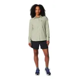 Camisa de senderismo color verde claro, de manga larga, con protección solar FPS 50, tejido que absorbe el sudor y neutraliza los olores, y ventilaciones de malla transpirable. Cuenta con tapeta abotonada con broches, bolsillo en el pecho con cierre a presión en el lado derecho, bolsillo en el pecho en el lado izquierdo con entrada lateral y cierre de velcro, y pequeño bolsillo en el lado interior derecho.