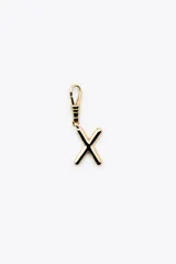 Dije dorado en forma de la letra A, con mosquetón para colgar en carteras o pulseras.