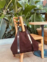 Tote de gamuza color chocolate con asas de cuero de vaca, diseño práctico y de gran capacidad.