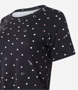 Conjunto de pijama negro con estampado de lunares, caritas sonrientes y la palabra "love". Incluye una blusa de mangas cortas y un short con cintura elastizada.