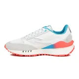 Championes Fila Renno Vintage color blanco, gris y celeste, con suela de goma color coral.