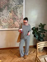 Remerón de viscosa con estampado a rayas horizontales blancas y negras, de corte holgado y mangas cortas.