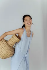 Vestido midi gris de lino, corte recto, sin mangas y con bolsillos laterales.