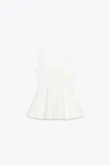 Top blanco de tejido elástico, con escote redondo, tirantes anchos y bajo peplum.