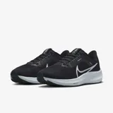Championes de running Nike Air Zoom Pegasus 40, color negro con detalles en blanco.