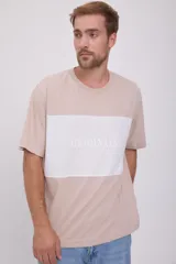 Camiseta color beige con bloque blanco horizontal en el pecho con la inscripción "ORIGINALS JACK & JONES".