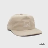 Gorro tipo béisbol color beige de pana con logo bordado en blanco.