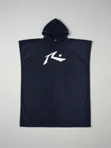 Poncho de toalla azul marino con capucha y logo de la marca Rusty estampado en blanco en el pecho. Ideal para usar después de nadar o surfear.