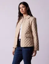 Campera capitoneada negra marca Weatherproof, con cuello con solapa, abertura central con botones metálicos, bolsillos delanteros y forro interno a tono.