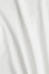 Remera blanca de manga corta, cuello redondo y corte entallado.