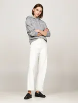 Buzo gris con capucha y cordones ajustables. Logotipo de Tommy Hilfiger bordado en blanco en el pecho y en la manga.