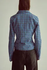 Camisa entallada de cuello solapa y manga larga con estampado de cuadros azules y negros.