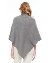 Poncho tejido color negro, con cuello polera y diseño de trenzas diagonales en el frente. Presenta un corte asimétrico en el ruedo.