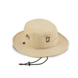 Sombrero tipo bucket color beige, con ala mediana, ajuste elástico en la corona y tira ajustable con tanca.