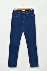 Pantalón de jean azul oscuro, de corte recto, con bolsillos delanteros y traseros.