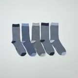 Pack de cinco pares de medias largas de punto con diseño a rayas en tonos de azul y gris.