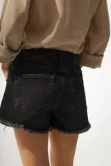 Short de jean negro con cintura alta y terminación desflecada.